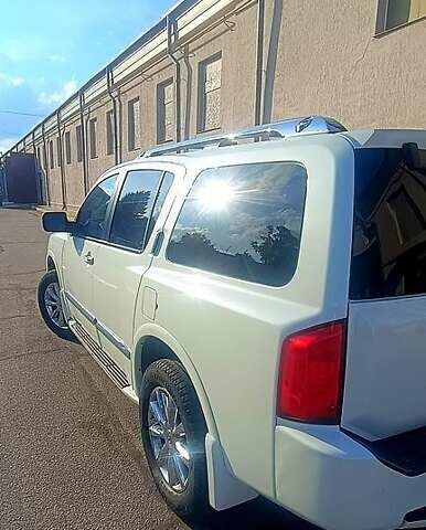 Белый Инфинити QX56, объемом двигателя 5.6 л и пробегом 182 тыс. км за 14500 $, фото 3 на Automoto.ua