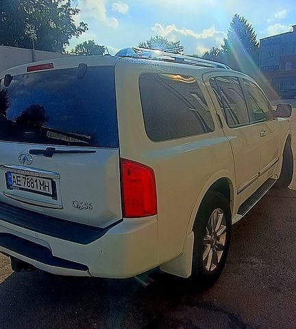Белый Инфинити QX56, объемом двигателя 5.6 л и пробегом 182 тыс. км за 14500 $, фото 4 на Automoto.ua