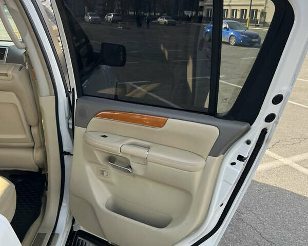 Белый Инфинити QX56, объемом двигателя 5.6 л и пробегом 211 тыс. км за 11500 $, фото 15 на Automoto.ua
