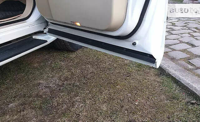 Белый Инфинити QX56, объемом двигателя 5.6 л и пробегом 232 тыс. км за 14000 $, фото 3 на Automoto.ua