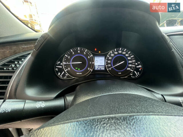 Белый Инфинити QX56, объемом двигателя 5.55 л и пробегом 220 тыс. км за 17350 $, фото 2 на Automoto.ua