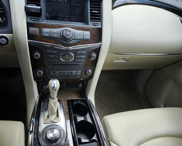 Белый Инфинити QX56, объемом двигателя 5.55 л и пробегом 258 тыс. км за 23000 $, фото 8 на Automoto.ua