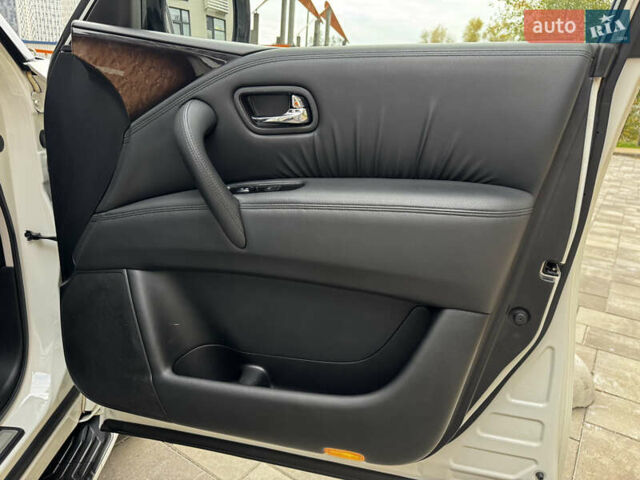 Белый Инфинити QX56, объемом двигателя 5.6 л и пробегом 138 тыс. км за 16800 $, фото 28 на Automoto.ua