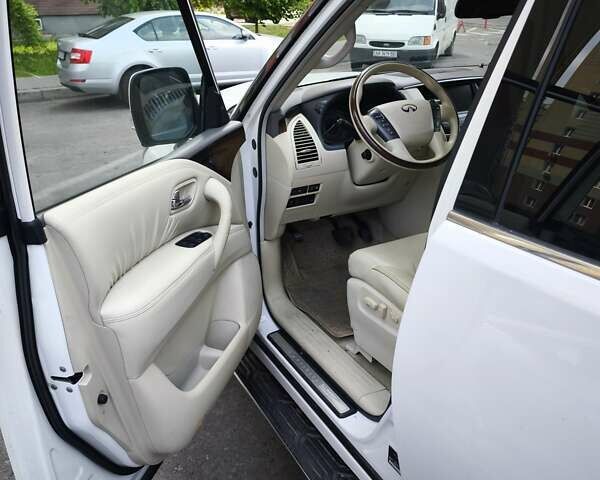 Белый Инфинити QX56, объемом двигателя 5.55 л и пробегом 258 тыс. км за 23000 $, фото 9 на Automoto.ua
