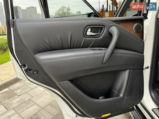 Белый Инфинити QX56, объемом двигателя 5.6 л и пробегом 138 тыс. км за 16800 $, фото 21 на Automoto.ua