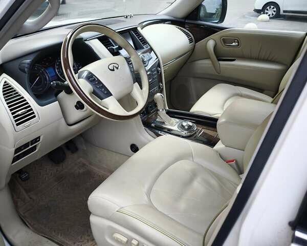 Белый Инфинити QX56, объемом двигателя 5.55 л и пробегом 258 тыс. км за 23000 $, фото 7 на Automoto.ua