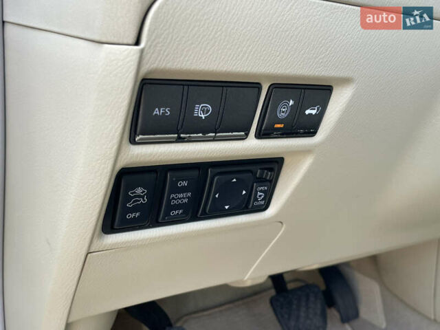 Білий Інфініті QX56, об'ємом двигуна 5.6 л та пробігом 216 тис. км за 15900 $, фото 25 на Automoto.ua