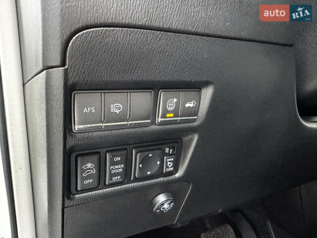 Белый Инфинити QX56, объемом двигателя 5.6 л и пробегом 138 тыс. км за 16800 $, фото 37 на Automoto.ua
