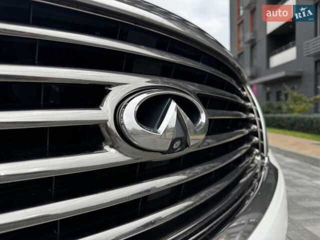 Инфинити QX56 2011 в Киеве на Automoto.ua Белый Инфинити QX56, объемом двигателя 5.55 л и пробегом 138 тыс. км за 16999 $, фото 5 на Automoto.ua