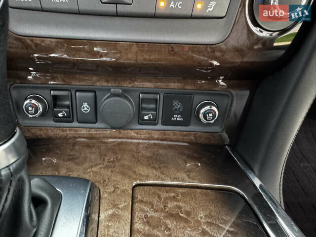 Инфинити QX56 2011 в Киеве на Automoto.ua Белый Инфинити QX56, объемом двигателя 5.55 л и пробегом 138 тыс. км за 16999 $, фото 43 на Automoto.ua