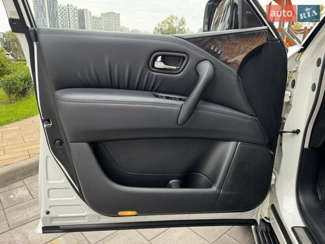 Белый Инфинити QX56, объемом двигателя 5.6 л и пробегом 138 тыс. км за 16800 $, фото 15 на Automoto.ua