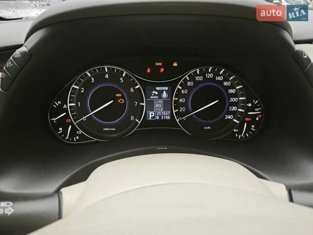 Белый Инфинити QX56, объемом двигателя 5.55 л и пробегом 258 тыс. км за 23000 $, фото 6 на Automoto.ua