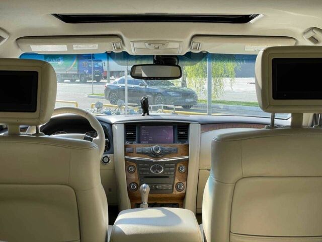 Белый Инфинити QX56, объемом двигателя 5.6 л и пробегом 270 тыс. км за 15900 $, фото 10 на Automoto.ua