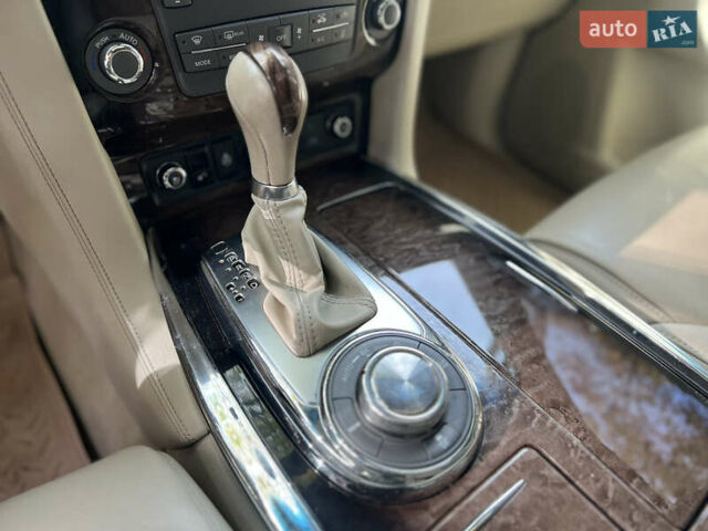 Белый Инфинити QX56, объемом двигателя 5.6 л и пробегом 300 тыс. км за 15500 $, фото 19 на Automoto.ua