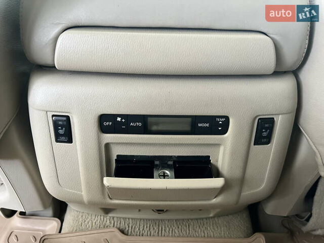 Белый Инфинити QX56, объемом двигателя 5.6 л и пробегом 300 тыс. км за 15500 $, фото 25 на Automoto.ua