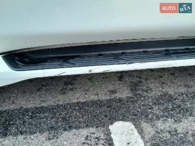 Белый Инфинити QX56, объемом двигателя 5.55 л и пробегом 80 тыс. км за 23000 $, фото 2 на Automoto.ua