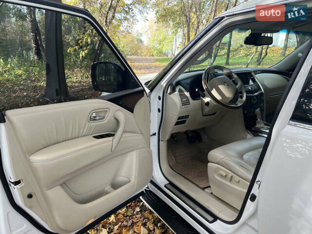 Белый Инфинити QX56, объемом двигателя 5.6 л и пробегом 300 тыс. км за 15500 $, фото 14 на Automoto.ua
