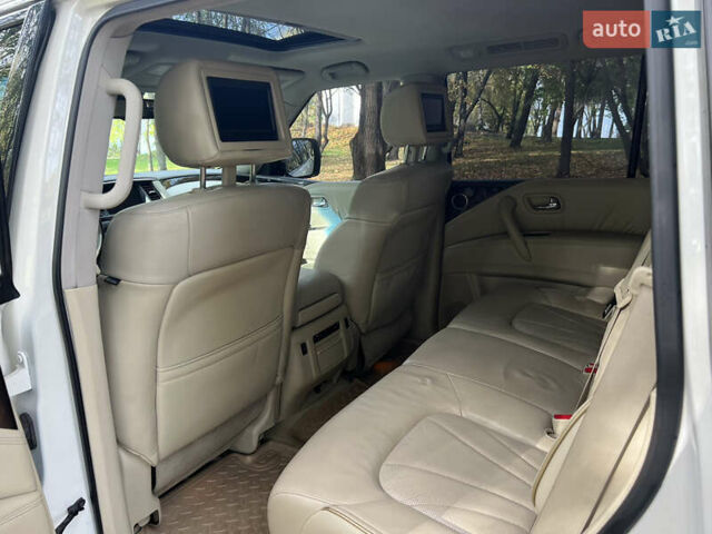 Белый Инфинити QX56, объемом двигателя 5.6 л и пробегом 300 тыс. км за 15500 $, фото 23 на Automoto.ua
