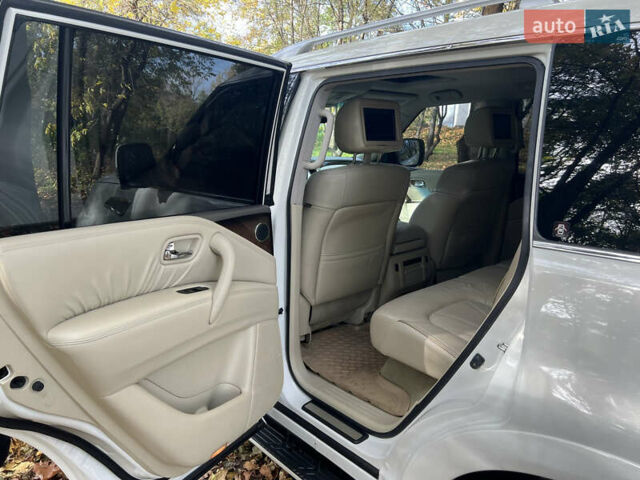 Белый Инфинити QX56, объемом двигателя 5.6 л и пробегом 300 тыс. км за 15500 $, фото 22 на Automoto.ua