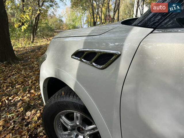Белый Инфинити QX56, объемом двигателя 5.6 л и пробегом 300 тыс. км за 15500 $, фото 12 на Automoto.ua