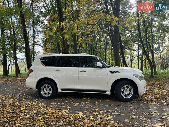 Белый Инфинити QX56, объемом двигателя 5.6 л и пробегом 300 тыс. км за 15500 $, фото 4 на Automoto.ua