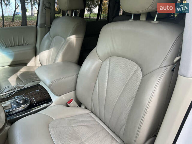 Белый Инфинити QX56, объемом двигателя 5.6 л и пробегом 300 тыс. км за 15500 $, фото 20 на Automoto.ua
