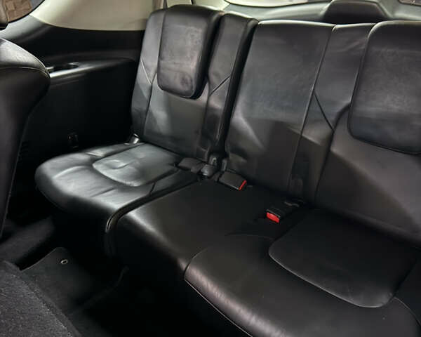 Белый Инфинити QX56, объемом двигателя 5.55 л и пробегом 132 тыс. км за 19500 $, фото 18 на Automoto.ua