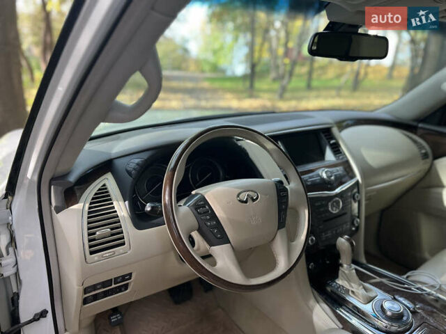 Белый Инфинити QX56, объемом двигателя 5.6 л и пробегом 300 тыс. км за 15500 $, фото 16 на Automoto.ua