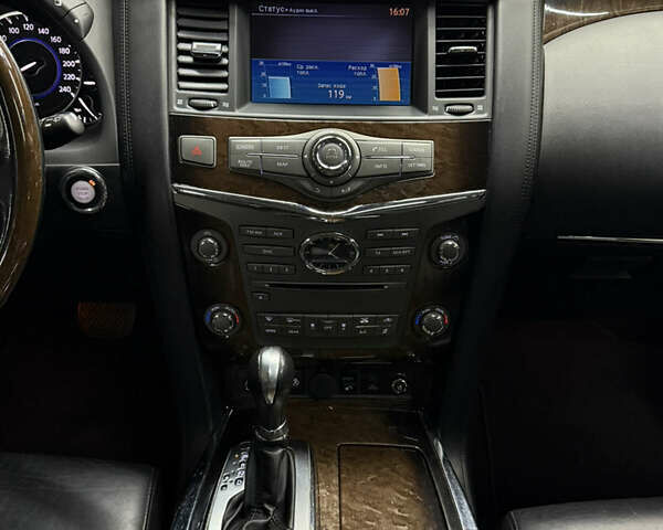 Белый Инфинити QX56, объемом двигателя 5.55 л и пробегом 132 тыс. км за 19500 $, фото 20 на Automoto.ua