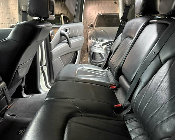 Белый Инфинити QX56, объемом двигателя 5.55 л и пробегом 132 тыс. км за 19500 $, фото 17 на Automoto.ua