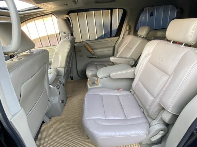Чорний Інфініті QX56, об'ємом двигуна 5.6 л та пробігом 284 тис. км за 10000 $, фото 7 на Automoto.ua