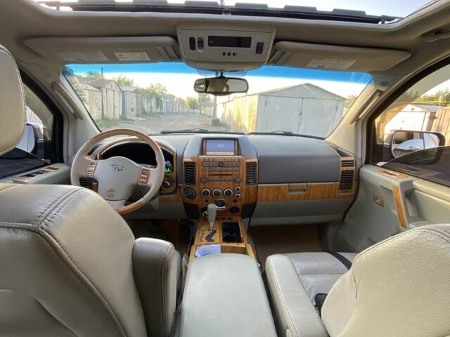 Чорний Інфініті QX56, об'ємом двигуна 5.6 л та пробігом 284 тис. км за 10000 $, фото 6 на Automoto.ua