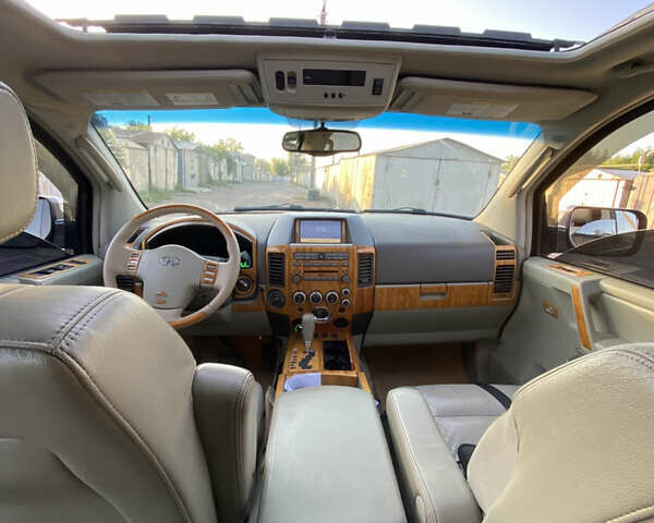Чорний Інфініті QX56, об'ємом двигуна 5.6 л та пробігом 284 тис. км за 10000 $, фото 6 на Automoto.ua