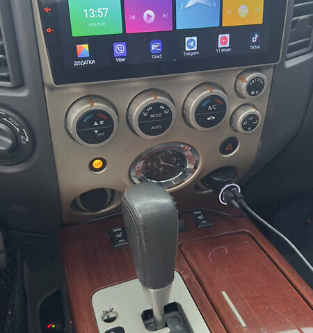 Чорний Інфініті QX56, об'ємом двигуна 5.6 л та пробігом 320 тис. км за 12500 $, фото 12 на Automoto.ua