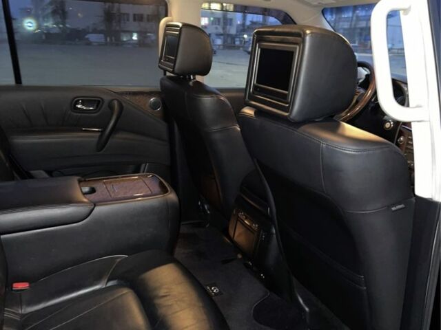 Чорний Інфініті QX56, об'ємом двигуна 5.6 л та пробігом 267 тис. км за 15000 $, фото 7 на Automoto.ua