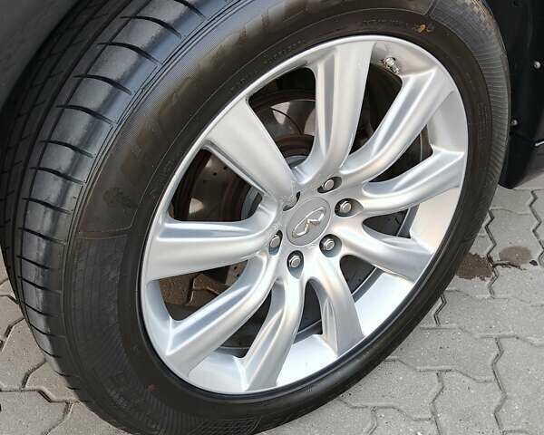 Черный Инфинити QX56, объемом двигателя 5.55 л и пробегом 141 тыс. км за 18100 $, фото 9 на Automoto.ua