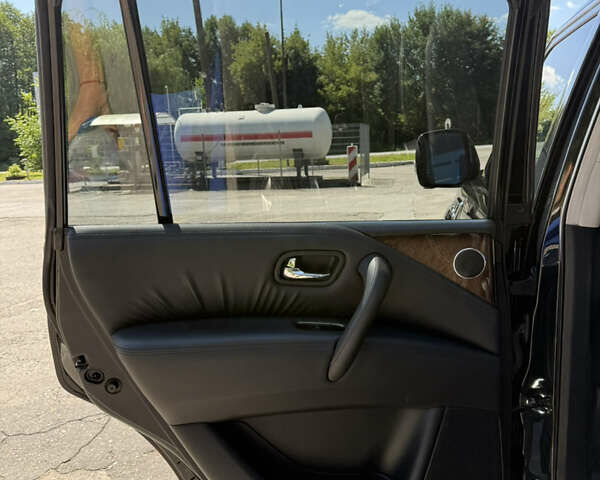 Черный Инфинити QX56, объемом двигателя 5.55 л и пробегом 255 тыс. км за 19000 $, фото 16 на Automoto.ua