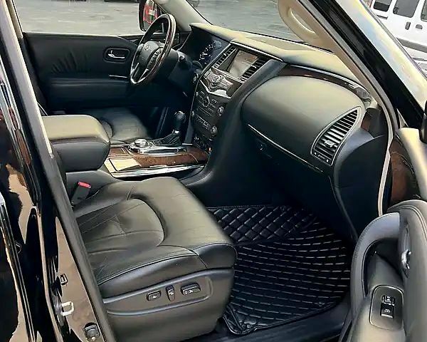 Чорний Інфініті QX56, об'ємом двигуна 5.6 л та пробігом 316 тис. км за 18500 $, фото 6 на Automoto.ua