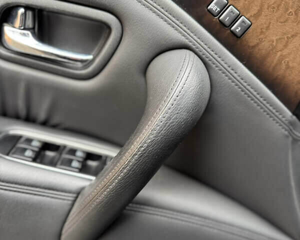 Черный Инфинити QX56, объемом двигателя 5.55 л и пробегом 322 тыс. км за 20000 $, фото 17 на Automoto.ua