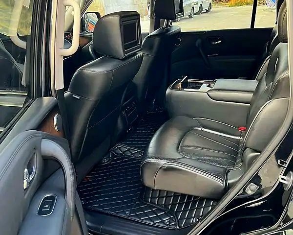 Чорний Інфініті QX56, об'ємом двигуна 5.6 л та пробігом 316 тис. км за 18500 $, фото 7 на Automoto.ua