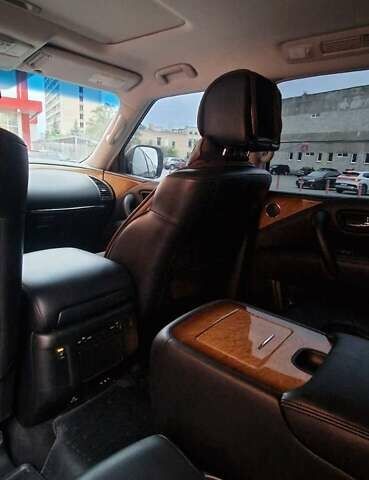 Чорний Інфініті QX56, об'ємом двигуна 5.55 л та пробігом 137 тис. км за 23000 $, фото 12 на Automoto.ua