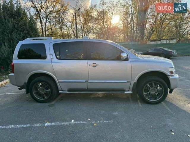 Серый Инфинити QX56, объемом двигателя 5.6 л и пробегом 300 тыс. км за 10000 $, фото 4 на Automoto.ua