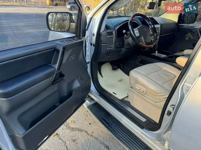 Серый Инфинити QX56, объемом двигателя 5.6 л и пробегом 300 тыс. км за 10000 $, фото 9 на Automoto.ua