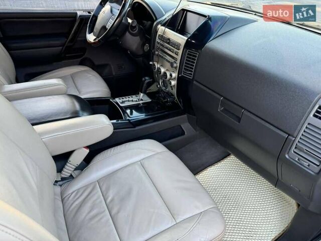 Серый Инфинити QX56, объемом двигателя 5.6 л и пробегом 300 тыс. км за 10000 $, фото 11 на Automoto.ua