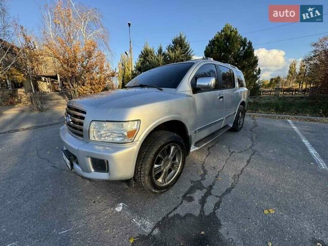 Серый Инфинити QX56, объемом двигателя 5.6 л и пробегом 300 тыс. км за 10000 $, фото 1 на Automoto.ua