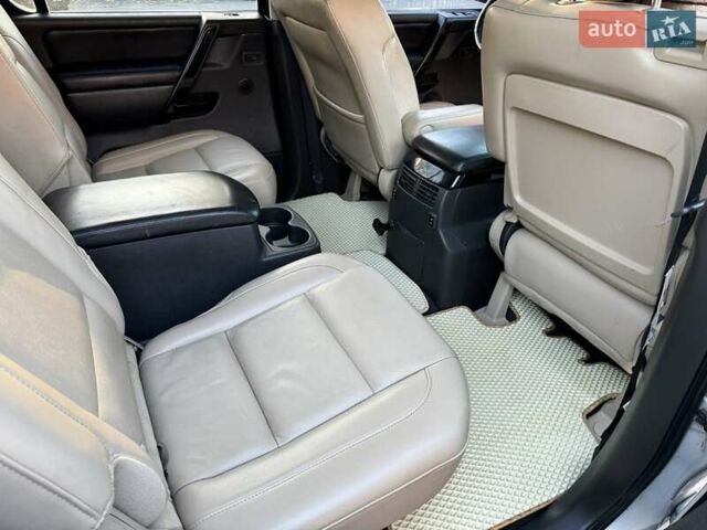 Серый Инфинити QX56, объемом двигателя 5.6 л и пробегом 300 тыс. км за 10000 $, фото 13 на Automoto.ua