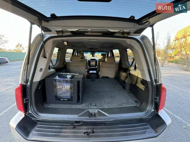 Серый Инфинити QX56, объемом двигателя 5.6 л и пробегом 300 тыс. км за 10000 $, фото 15 на Automoto.ua