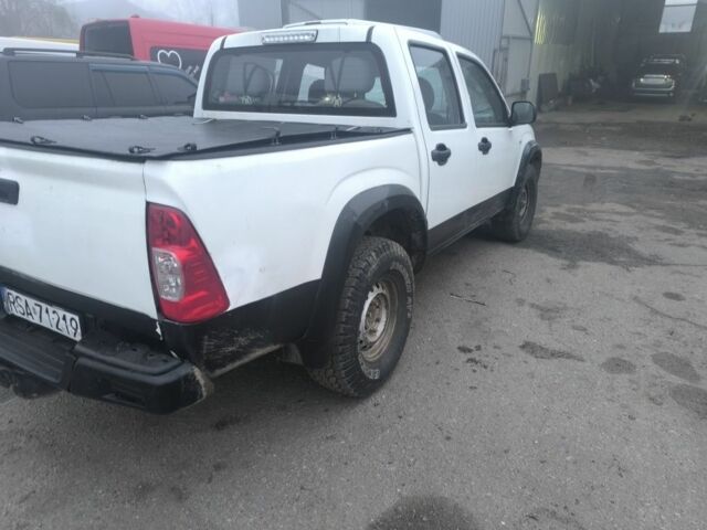 Белый Исузу Д-Макс, объемом двигателя 2.5 л и пробегом 425 тыс. км за 8823 $, фото 2 на Automoto.ua