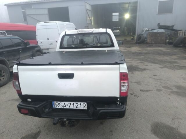 Белый Исузу Д-Макс, объемом двигателя 2.5 л и пробегом 425 тыс. км за 8823 $, фото 4 на Automoto.ua