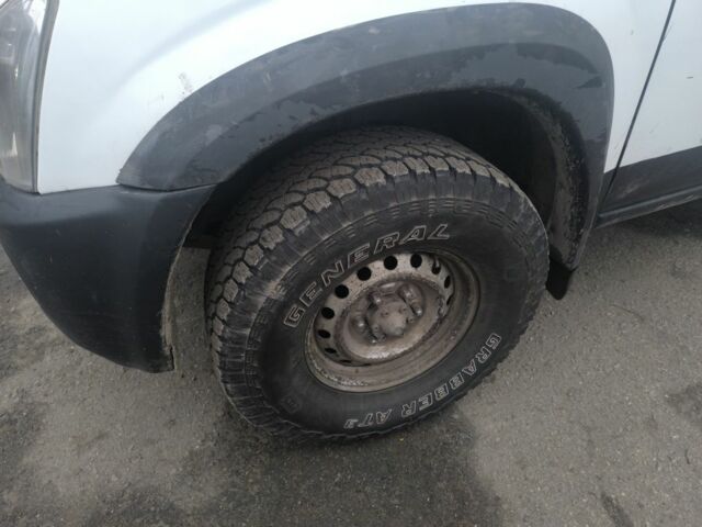 Белый Исузу Д-Макс, объемом двигателя 2.5 л и пробегом 425 тыс. км за 8823 $, фото 3 на Automoto.ua